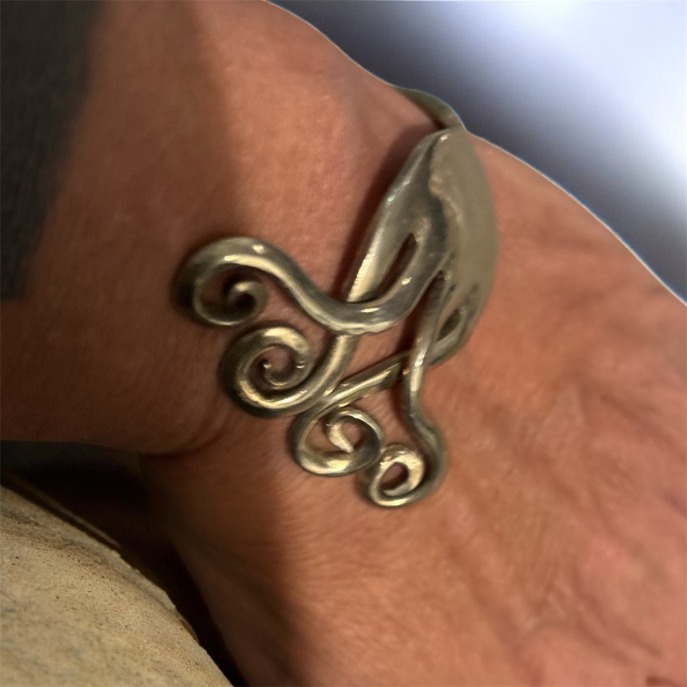 Elegant Silver Swirl Design Bangle Bracelet - Picture 5 of 11